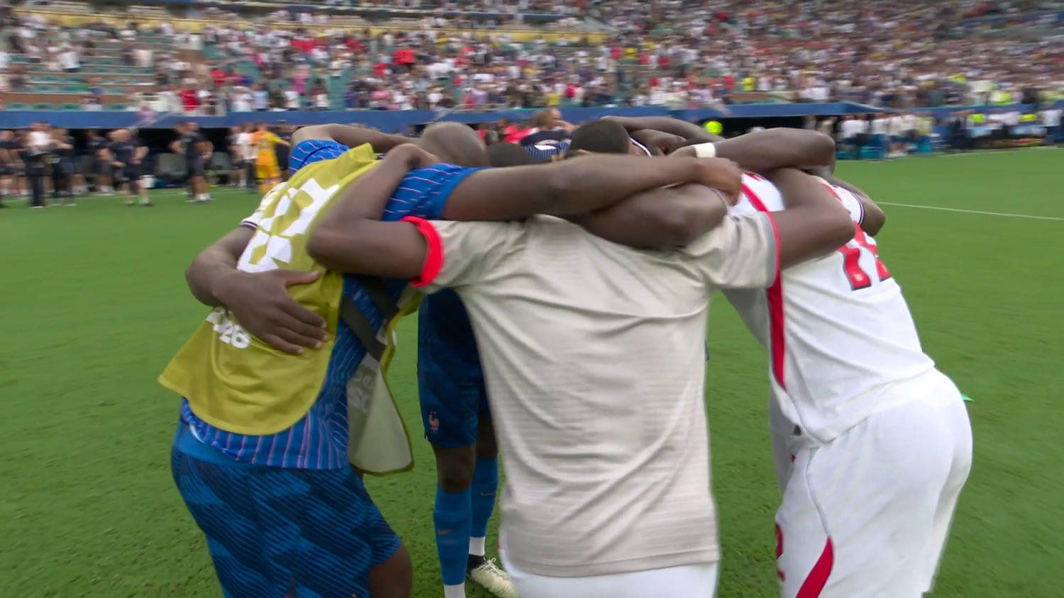 ¡Enorme gesto! Ingleses y franceses se funden en un abrazo emotivo tras el duelo por el tercer lugar