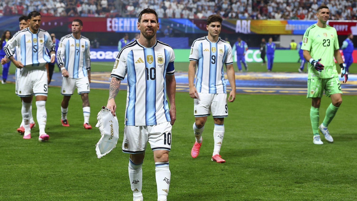 Messi rescata a Argentina y Colombia se despide con dolor