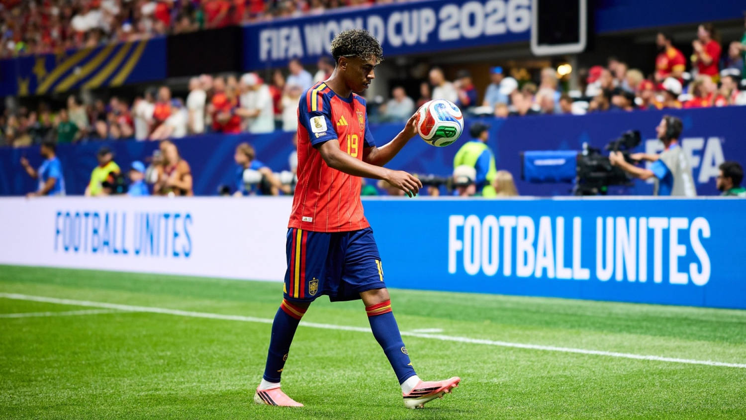 España tropieza y los favoritos siguen sin despegar