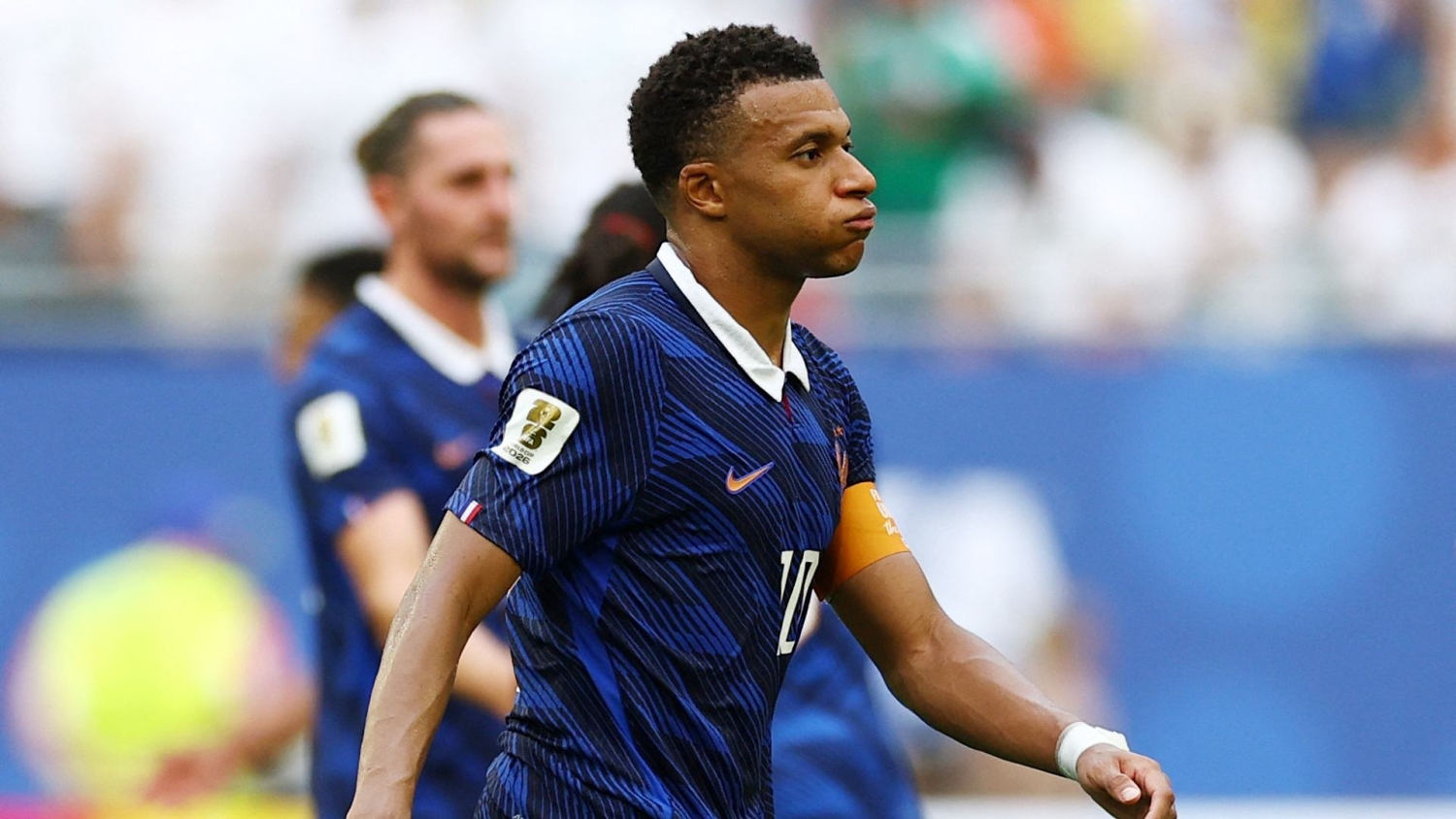 Mbappé se va triste tras la derrota de Francia ante Inglaterra