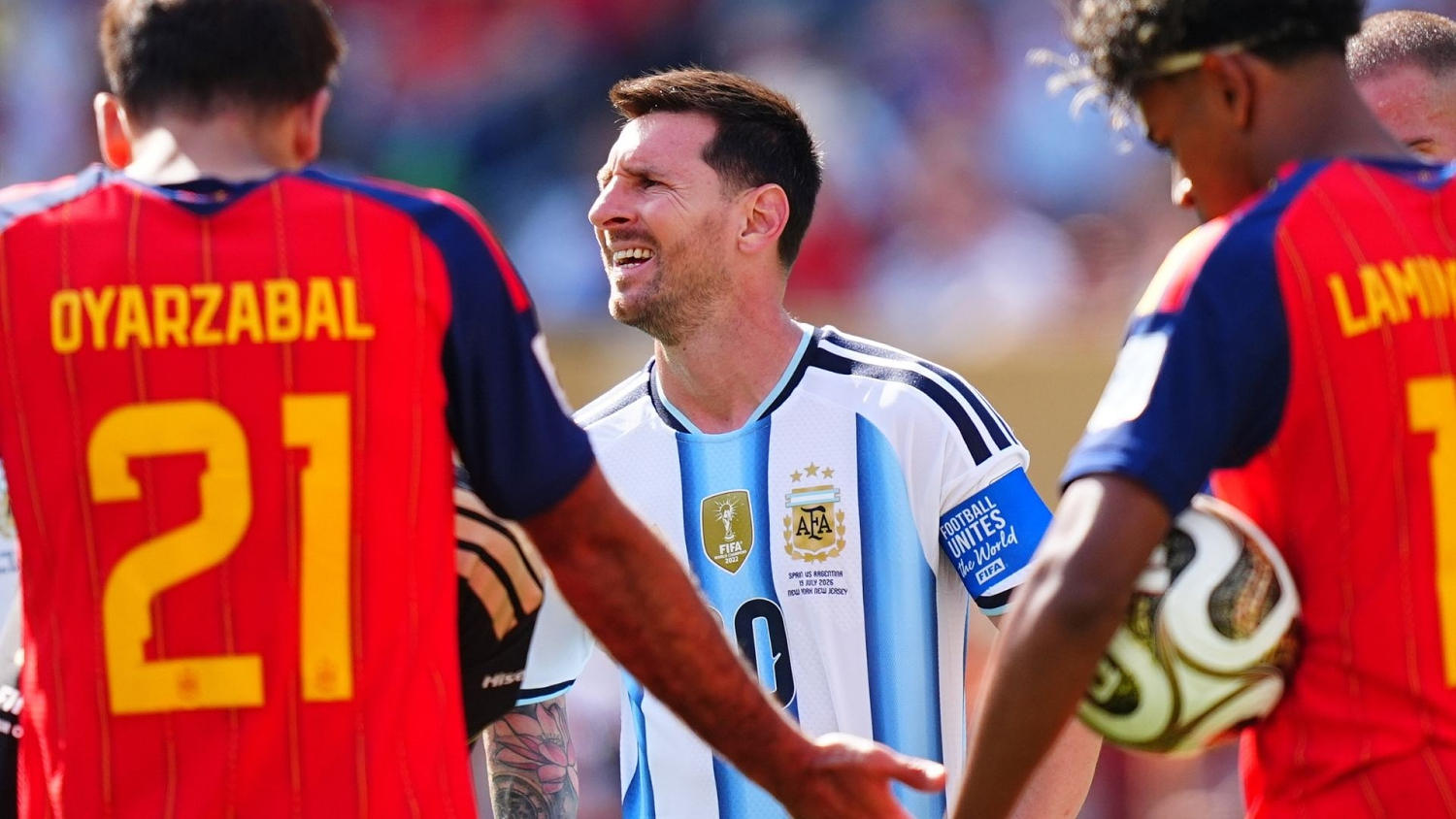 Se calienta la final: Roja para Enzo Fernández y fuerte cruce entre Messi y Cucurella
