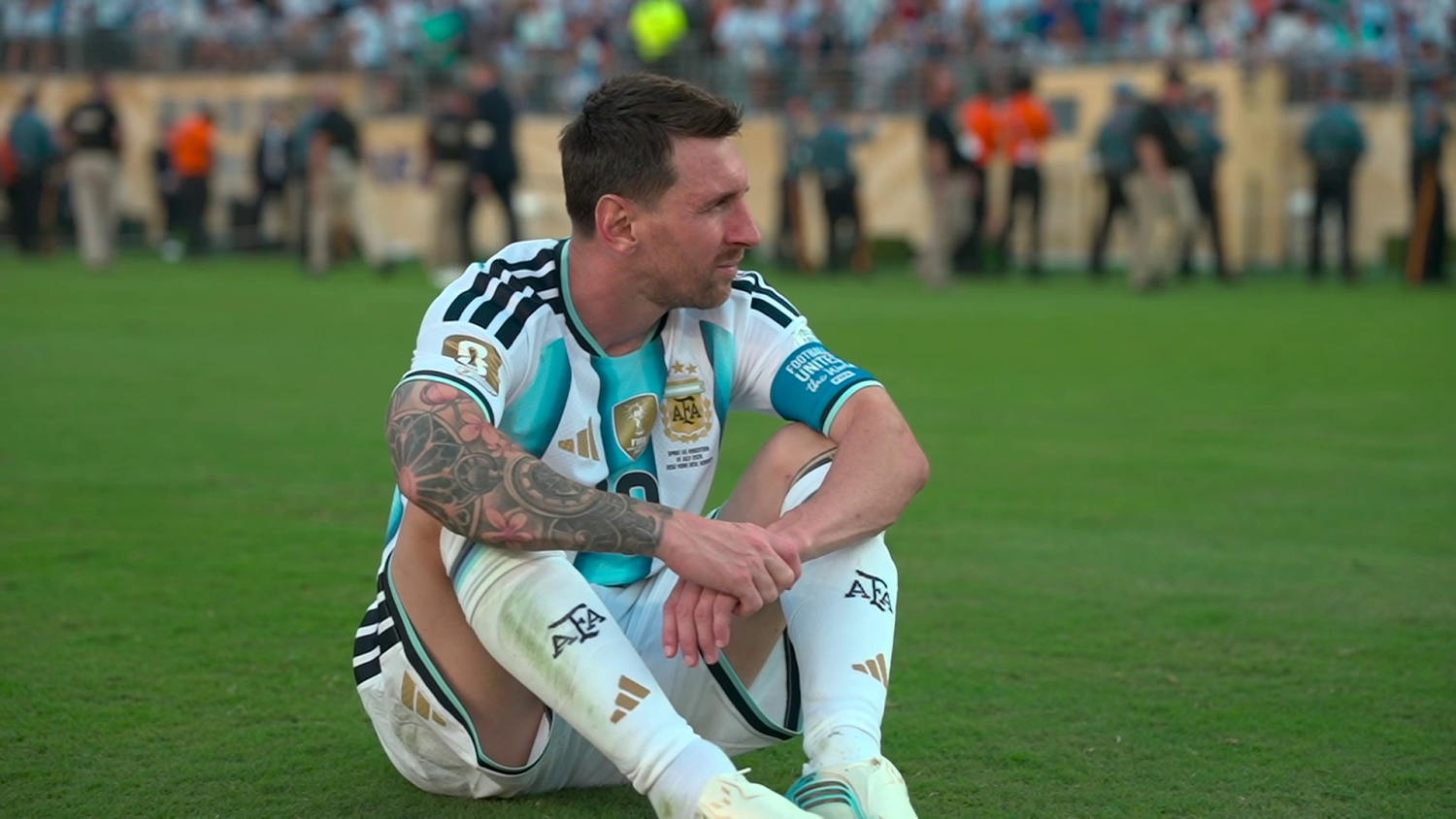 ¿El final de una gran historia? Lionel Messi en el pasto observa con melancolía la caída en la final