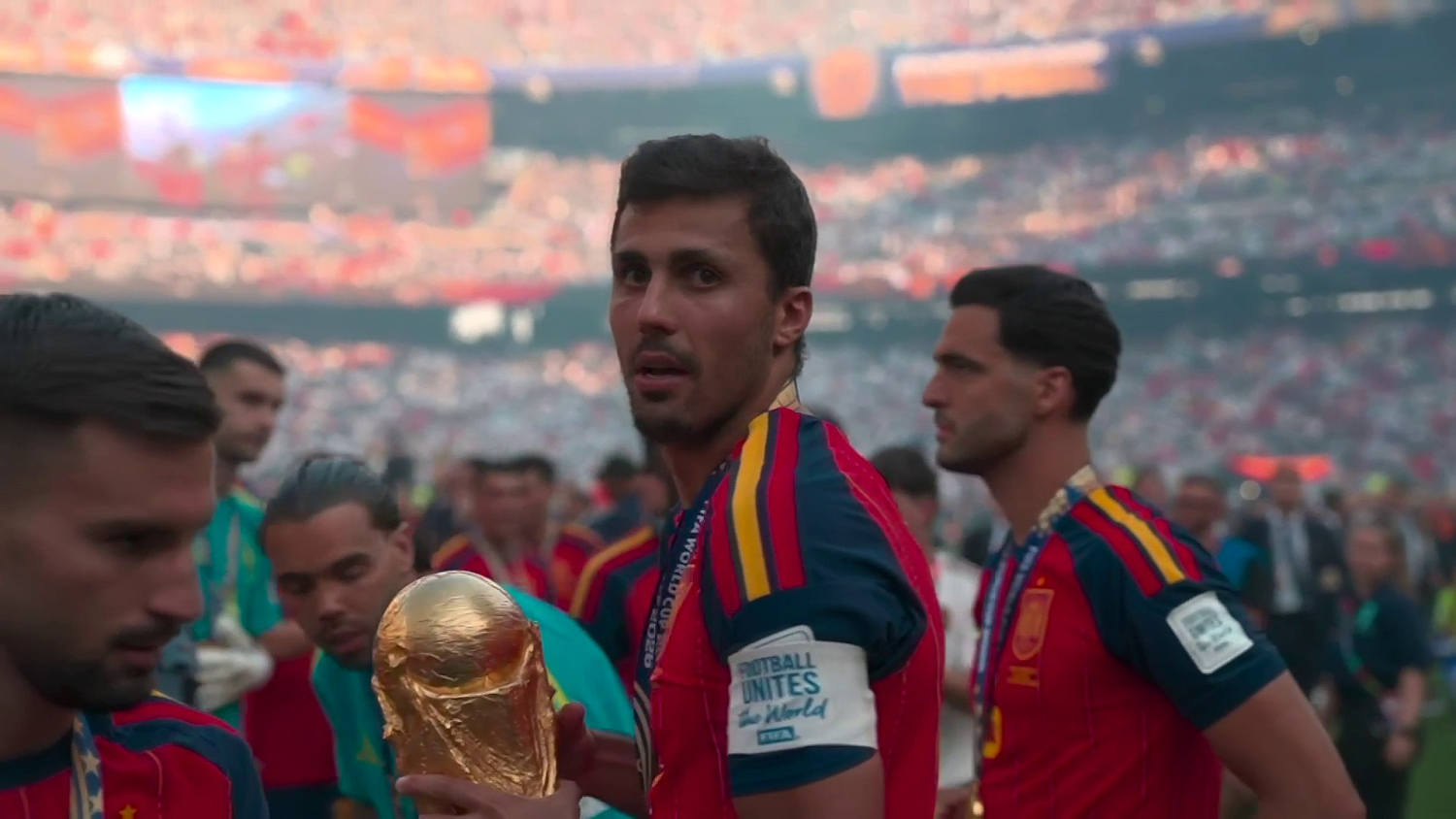 España recibe su segunda estrella después de 16 años y entrenadores comparten abrazo