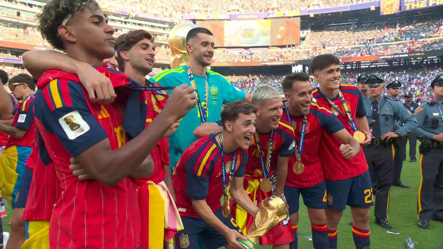 Los jugadores del Barcelona se unen para una foto histórica tras conquistar el Mundial 2026