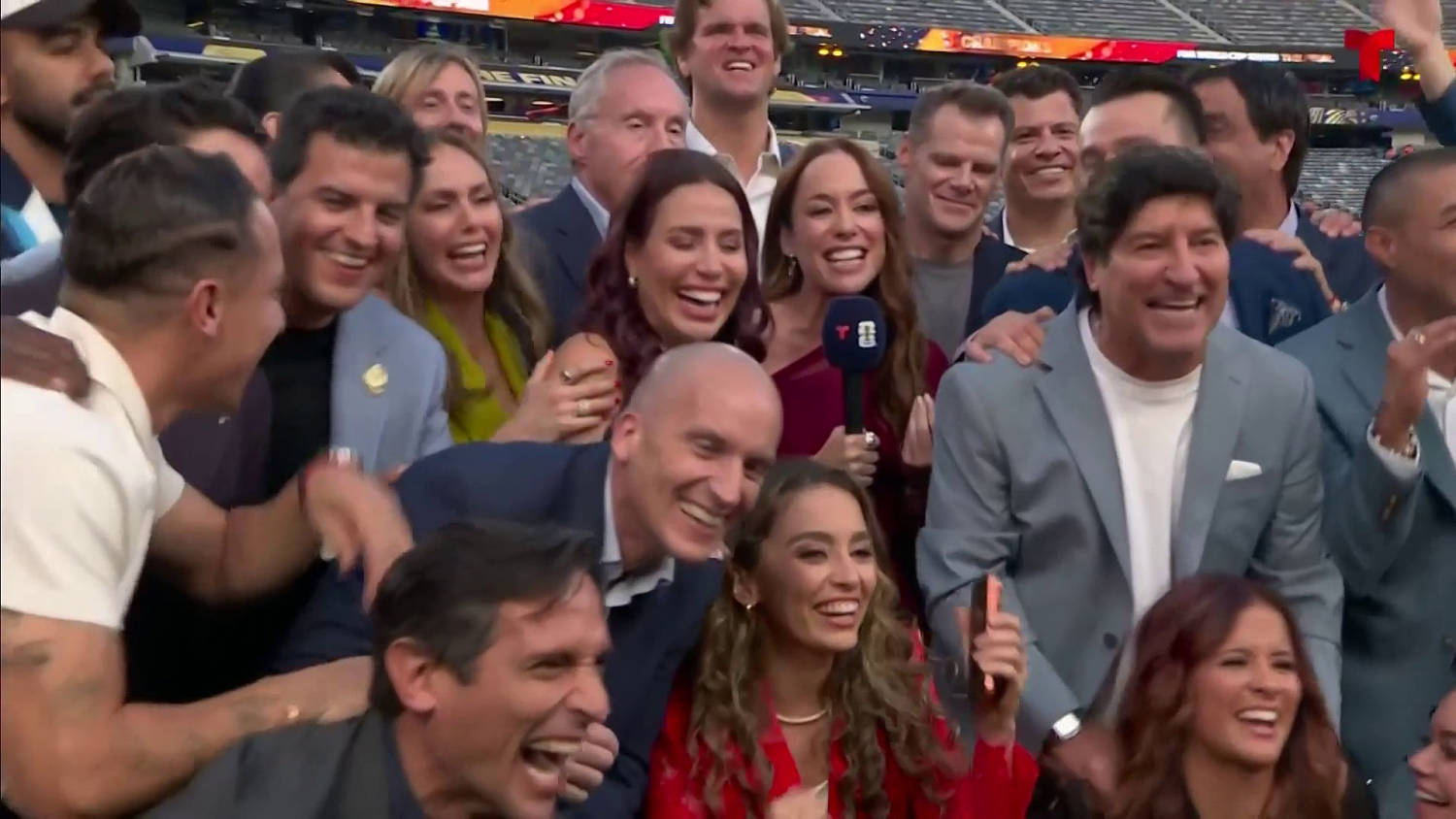 El equipo Telemundo se despide del Mundial con la Copa en alto