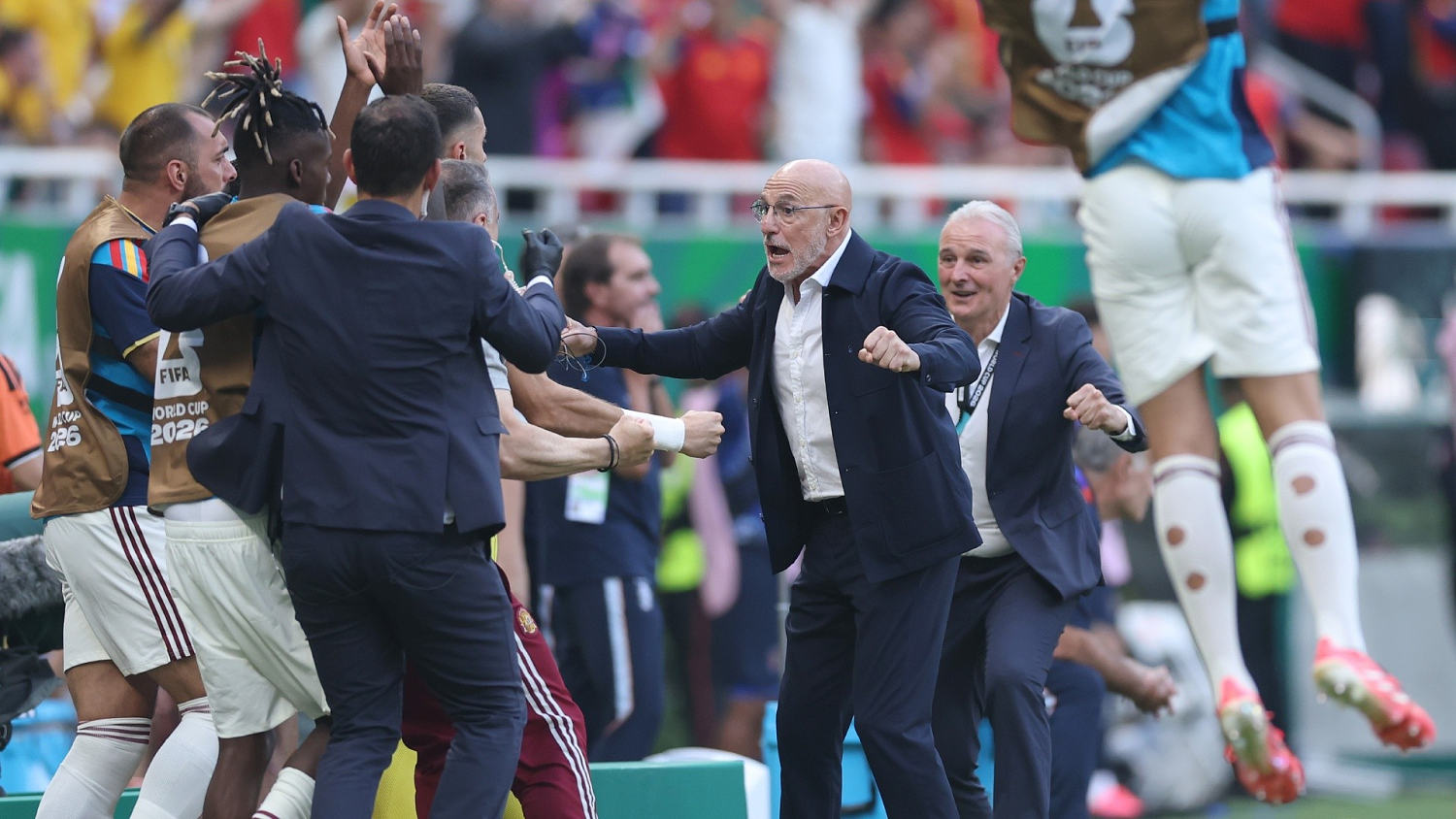De la Fuente y el banquillo español celebran el gol de Baena