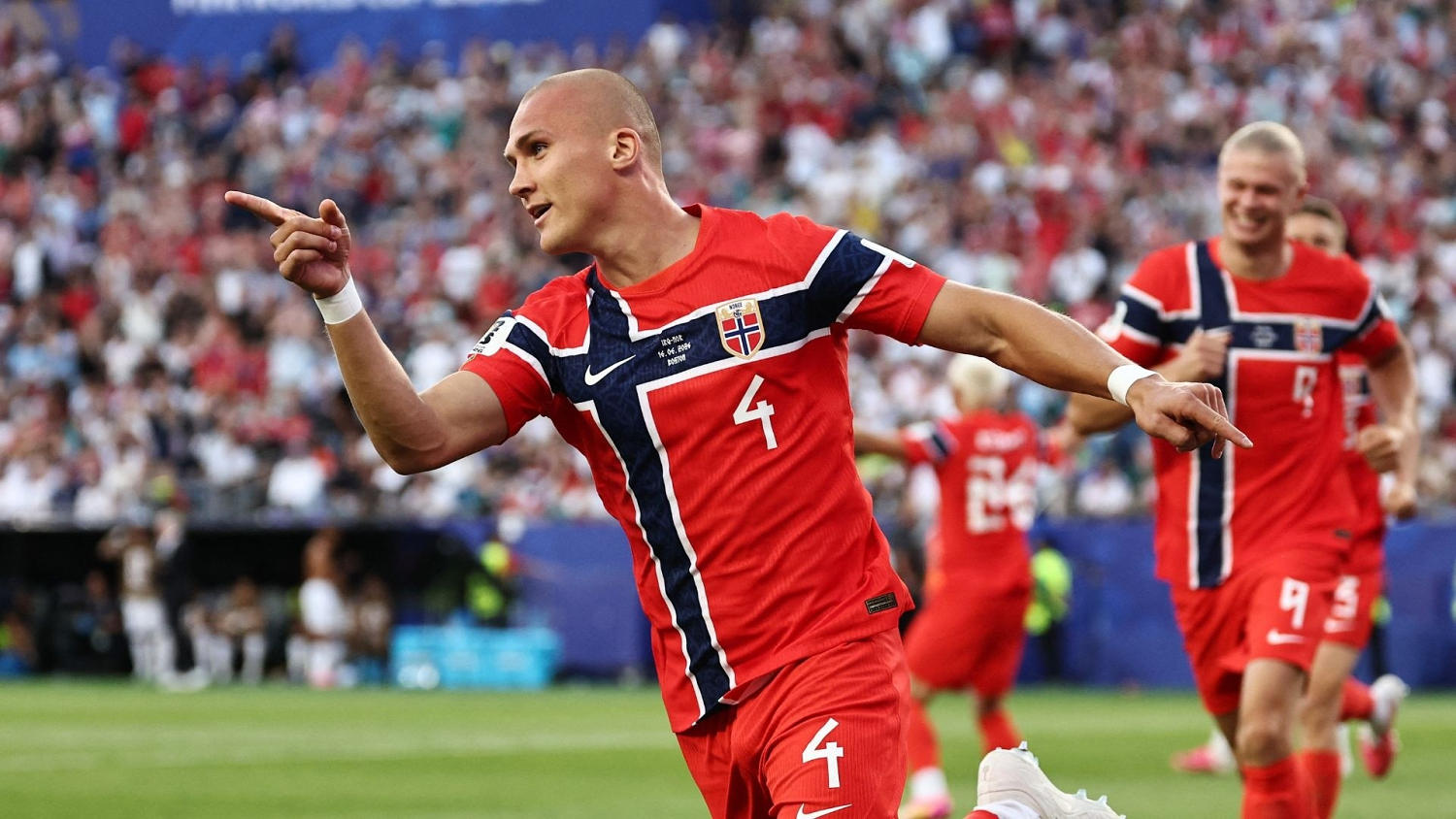 Leo Ostigard remata de cabeza y anota el tercero de la noche para Noruega