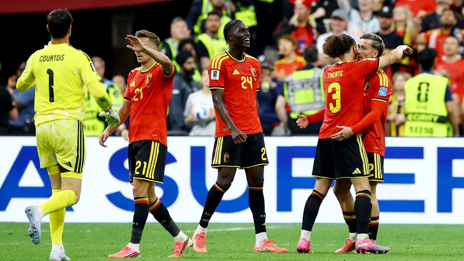 Alexis Saelemaekers sella la goleada y el liderato de Bélgica