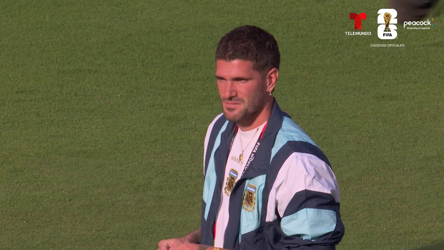 Las cábalas se respetan: De Paul y Paredes con caramelos en la cancha previo al debut de Argentina