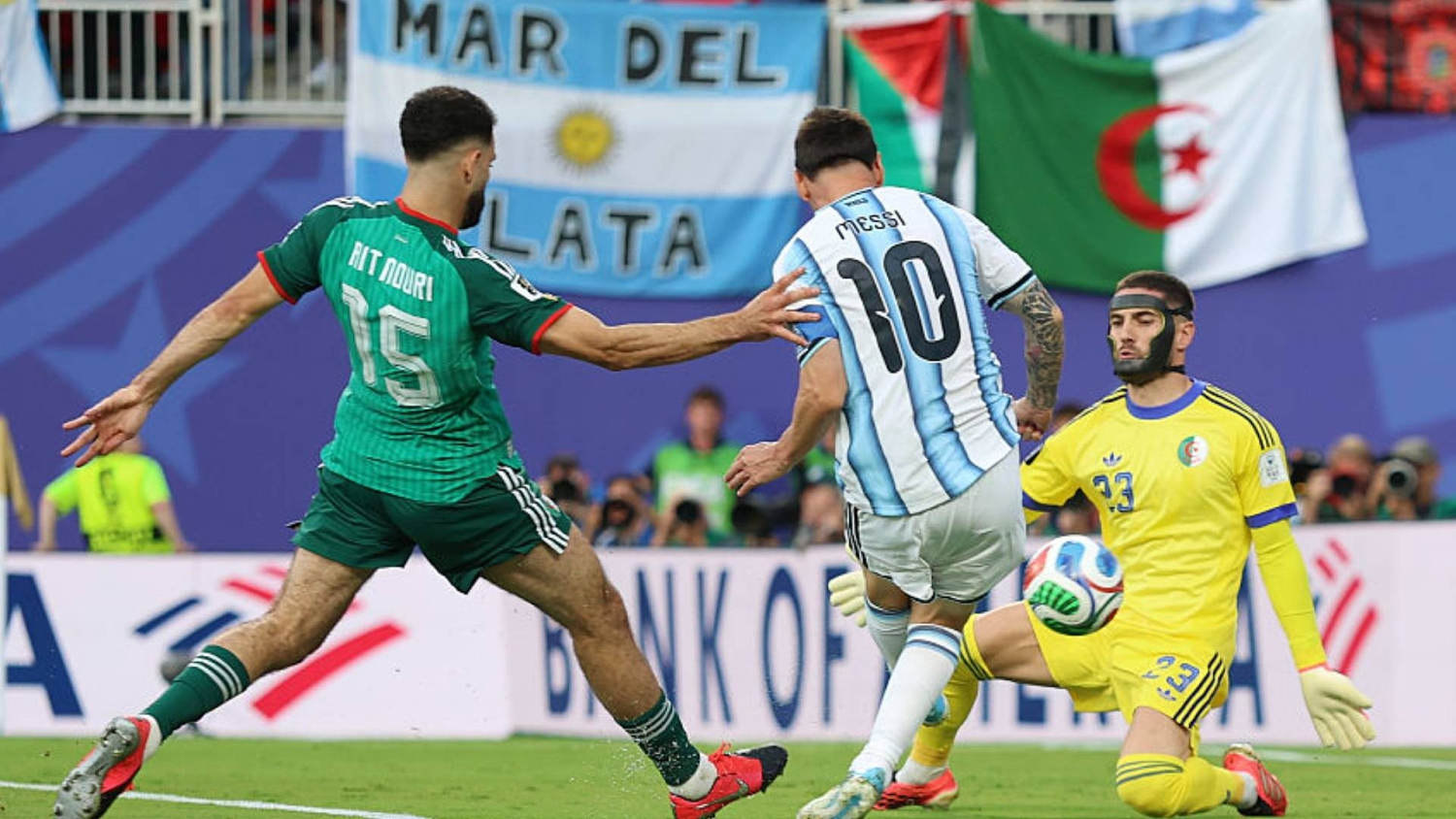 Gol de Messi anulado: exquisito disparo de zurda pegado al poste pero fuera de juego ante Argelia