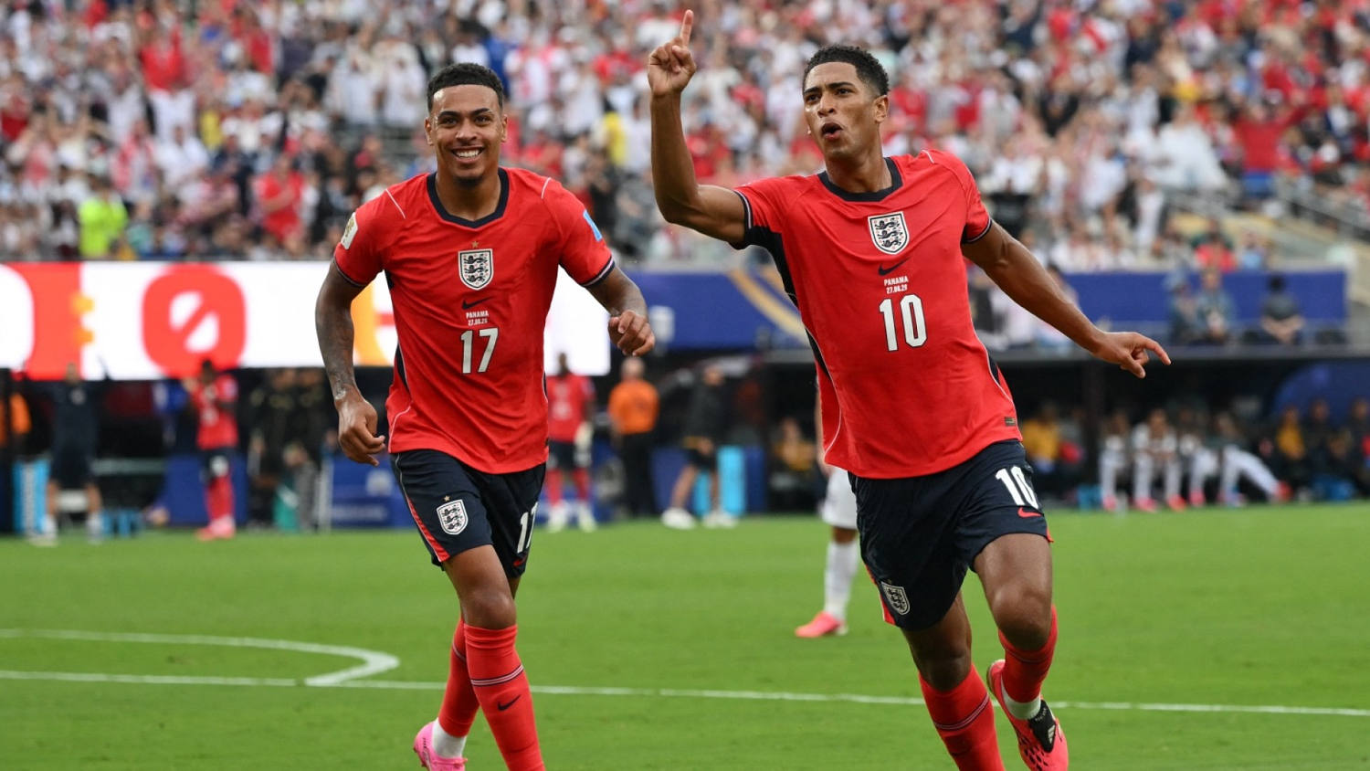 Jude Bellingham marca el primero para Inglaterra luego de un tiro de esquina