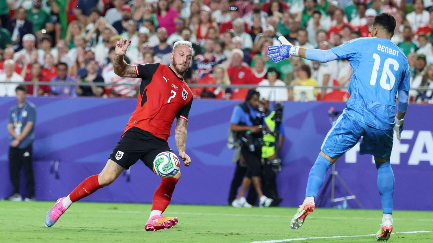 Marko Arnautovic remata y, con fortuna, logra el primero para Austria sobre Argelia