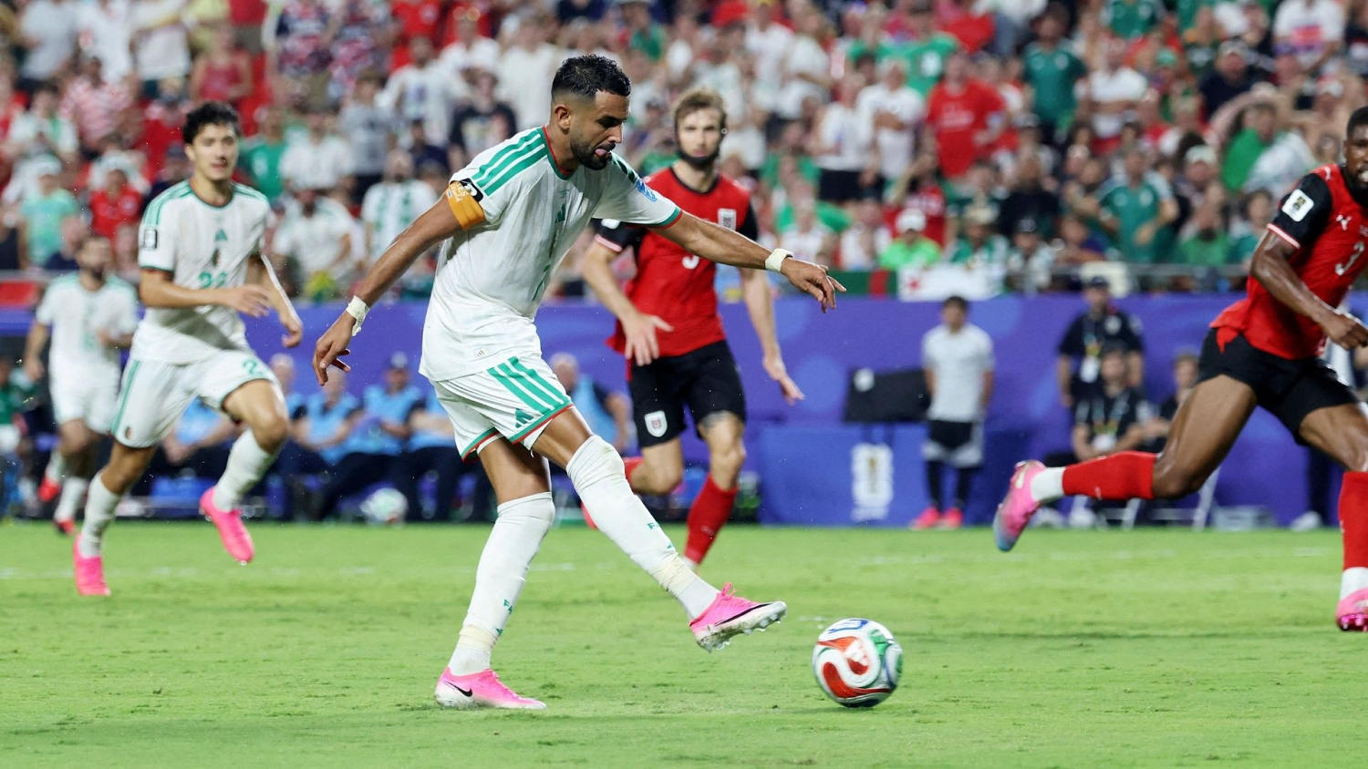 ¡Doblete! Mahrez desata la locura con un gol en el último minuto