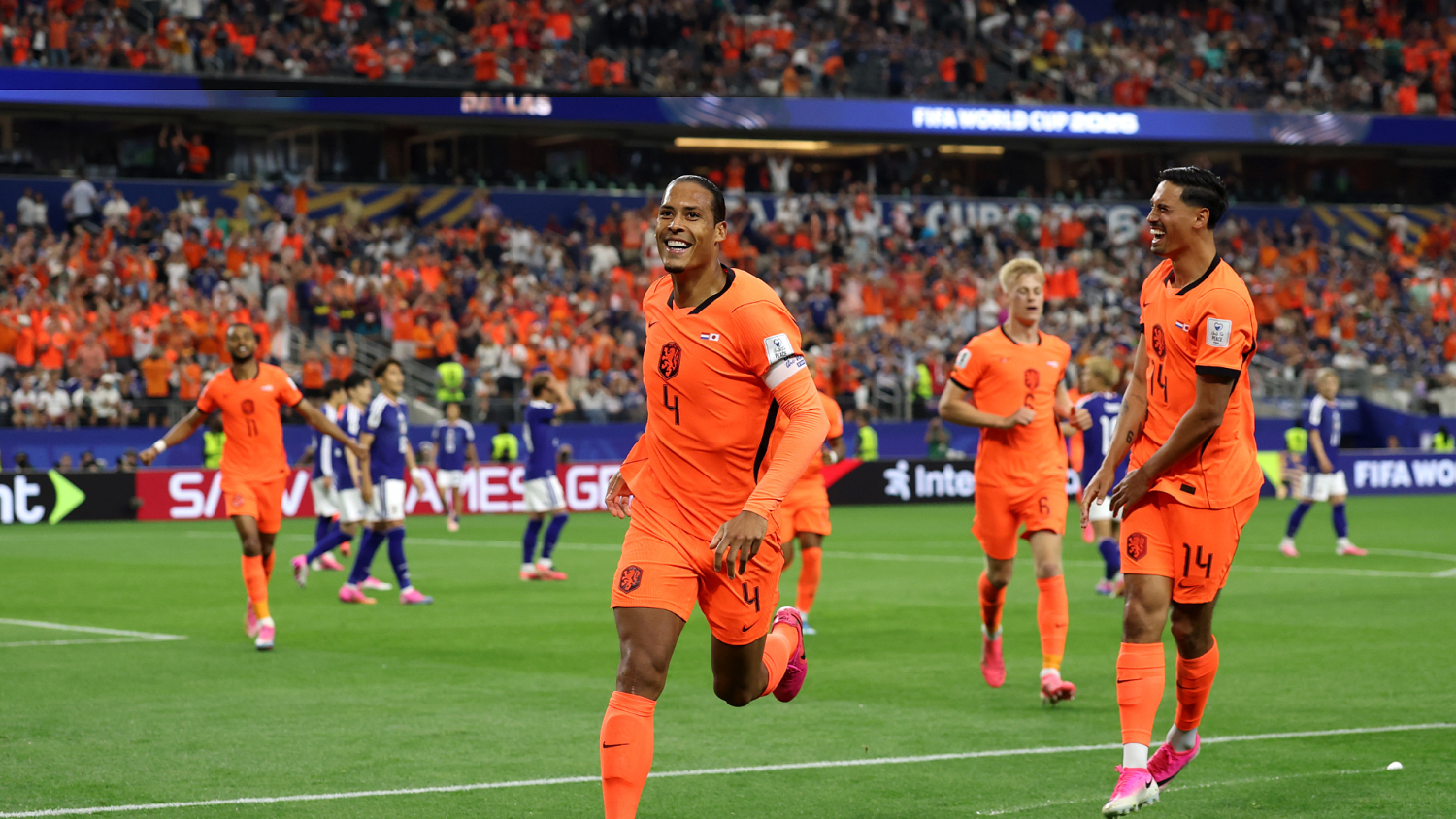 ¡De cabeza! Virgil van Dijk se eleva por los aires para abrir el marcador de Países Bajos ante Japón