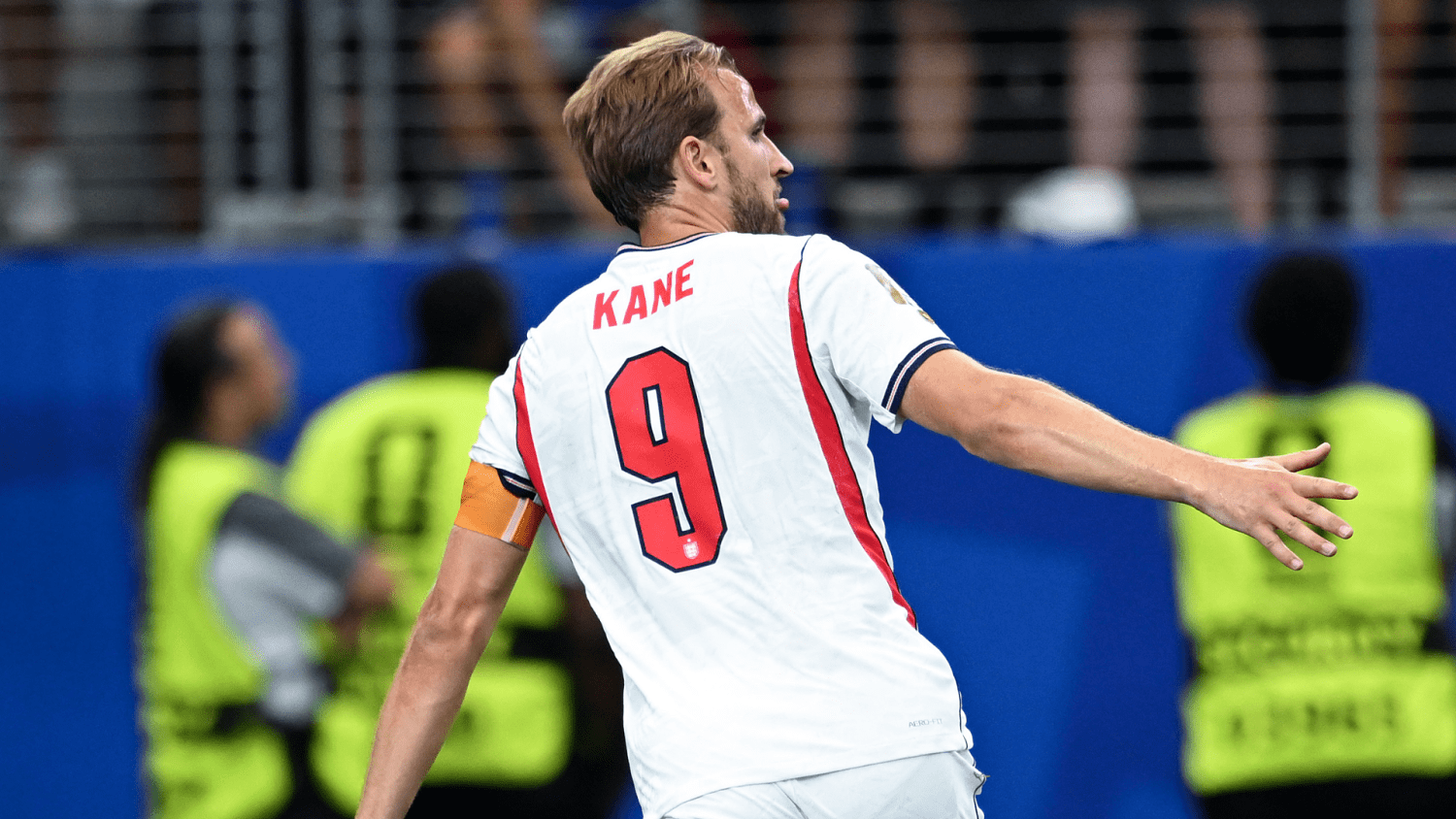 ¡Doblete del capitán! Harry Kane aparece de cabeza y amplía la ventaja de Inglaterra