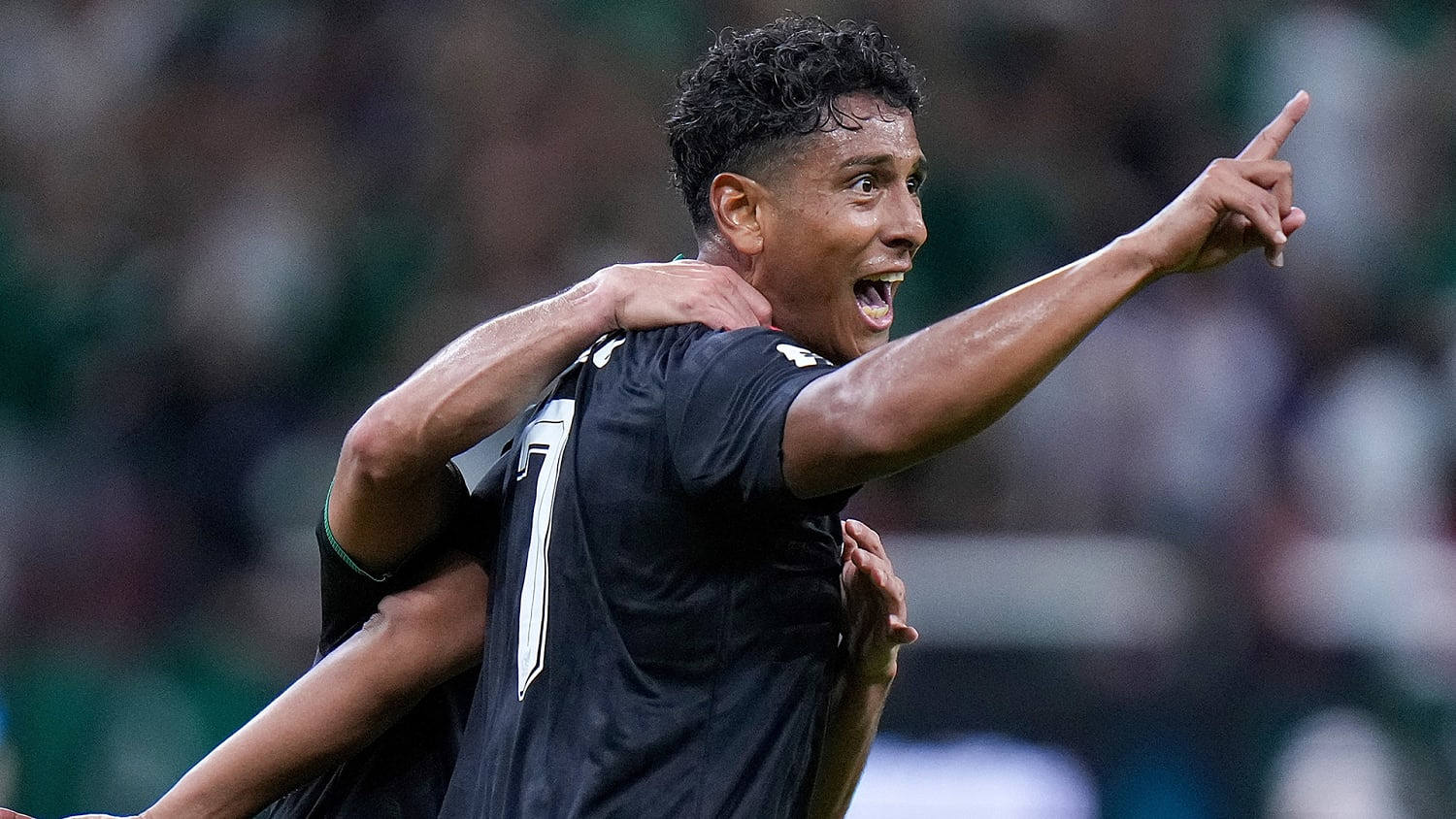 ¡Gol de México! Luis Romo aprovecha un error para dar la ventaja a México