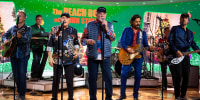 Beach Boys perform ‘Reason for the Season’ with John Stamos