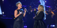 Kelly Clarkson duets with Pink at iHeartRadio Music Awards