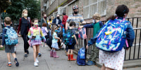 Niños llegan a la escuela, en medio de la pandemia de COVID-19 en Brooklyn, Nueva York, Estados Unidos, el 4 de octubre de 2021.