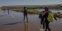 Migrantes nicaragüenses caminan cerca de la frontera entre Estados Unidos y México el jueves 2 de diciembre de 2021.