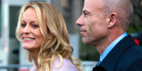 La actriz de cine para adultos Stormy Daniels, cuyo nombre de pila es Stephanie Clifford, y su abogado Michael Avenatti, hablan con los periodistas fuera de la corte federal en Nueva York, el 16 de abril de 2018.