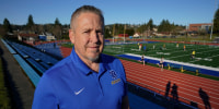 Joe Kennedy, exasistente del entrenador de fútbol de la Bremerton High School en Bremerton, Washington, posa para una foto el 9 de marzo de 2022, en el campo de fútbol de la escuela.