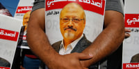 Carteles con la foto del periodista saudí asesinado Jamal Khashoggi, cerca del consulado de Arabia Saudí en Estambul, Turquía, el 2 de octubre de 2020.