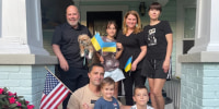 John y Lisa Monaco abrieron las puertas de su casa en Tampa a Masha y Vladimir Halytska y los tres hijos de la pareja. "Ahora tenemos juguetes, cochecitos y zapatos por todas partes", dijo John. "¡Me encanta!"