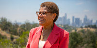 Karen Bass, candidata a la alcaldía de Los Ángeles, se reúne con varios partidarios en Angel's Point en Elysian Park antes de las elecciones primarias, el viernes 27 de mayo de 2022 en Los Ángeles, California.