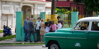 Diplomáticos de varios países esperan afuera del edificio del tribunal donde se lleva a cabo un juicio contra los artistas cubanos Luis Manuel Otero Alcántara y Maykel Castillo en La Habana, Cuba, el lunes 30 de mayo de 2022.