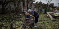 Elena Holovko aparece sentada afuera de su casa dañada, en medio de los escombros que dejó un misil ruso en Druzhkivka, al este de Ucrania, este domingo 5 de junio.