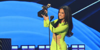 Becky G recibe su premio en los Premios Billboard de la Música Latina 2022