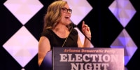 La candidata demócrata a la gobernación Katie Hobbs se dirige a sus partidarios en una fiesta en la noche electoral en el Renaissance Phoenix Downtown Hotel el 8 de noviembre de 2022 en Phoenix, Arizona