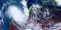 A severe tropical cyclone lashed the northwest Australian coast with strengthening winds and increasing rain Thursday as authorities warned the population to prepare for destructive gusts of up to 275 kph (171 mph). 