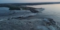 Presa de Nova Kakhovka tras su ruptura.