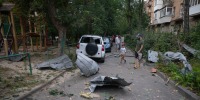 Residentes pasan junto a escombros de una vivienda dañada en un ataque ruso con proyectiles sobre Kiev, Ucrania, el 30 de agosto de 2023.