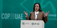 La vicepresidenta Kamala Harris habla en la Cumbre del Clima de la ONU COP28, el sábado 2 de diciembre de 2023, en Dubái, Emiratos Árabes Unidos.