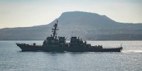 El destructor de misiles guiados USS Carney en la bahía de Souda, Grecia. 