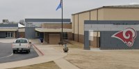 Fachada del recinto oeste de la escuela secundaria Owasso, al noreste de Tulsa, en Oklahoma.