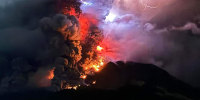 Mount Ruang spews hot lava and smoke