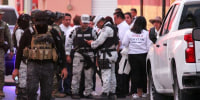 Soldados del Ejercito mexicano y agentes de la Guardia Nacional,  en el lugar donde fue asesinada Gisela Gaytán Gutiérrez, candidata a la alcaldía del municipio mexicano de Celaya, estado de Guanajuato, el lunes. 