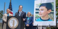 Todd Spitzer, fiscal de distrito del condado Orange, en California, anuncia los cargos contra Marcus  Anthony Eriz y Wynne Lee, junto a una foto del niño Aiden Leos.