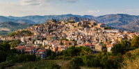 Vista de la ciudad al atardecer, Castiglione della Sicilia, Catania, Italia