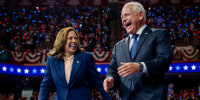 Kamala Harris, vicepresidenta y candidata a la presidencia, y Tim Walz, gobernador de Minnesota y candidato a la vicepresidencia, salen juntos al escenario durante un acto de campaña el 6 de agosto de 2024 en Philadelphia, Pennsylvania.