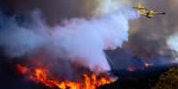 fire in palisades super scooper ocean water drop plane firefighting