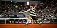 Image: Spain's Carlos Alcaraz plays a backhand return to Italy's Lorenzo Musetti 