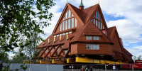 People look at the Kiruna Church being lifted