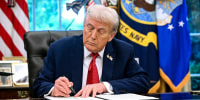 Image: President Donald Trump signs an executive order about Tiktok