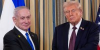 Benjamin Netanyahu (left) shakes hands with Donald Trump (right).