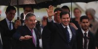 El canciller mexicano Juan Ramón de la Fuente recibe al secretario de Estado de Estados Unidos, Marco Rubio, a su llegada al aeropuerto Internacional Felipe Ángeles, el 2 de septiembre de 2025.